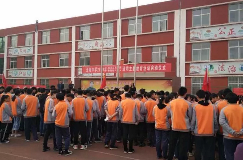 北海中学清明祭扫传承红色基因 - 校园新闻 - 济源市